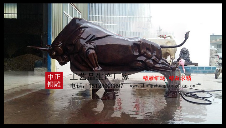 铜牛铸造厂专业生产大型铜牛雕塑，了解铜牛价格请咨询中正铜牛雕塑生产厂家。